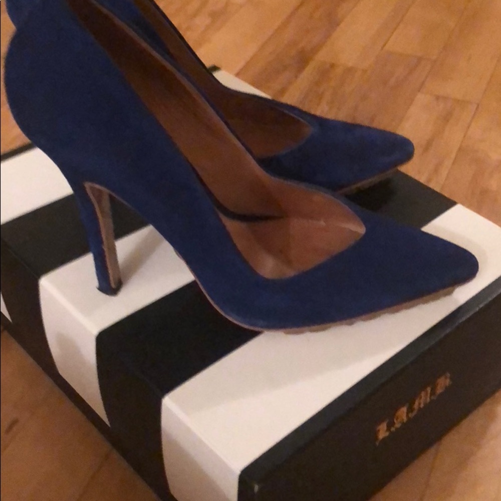 Lamb suede pump.